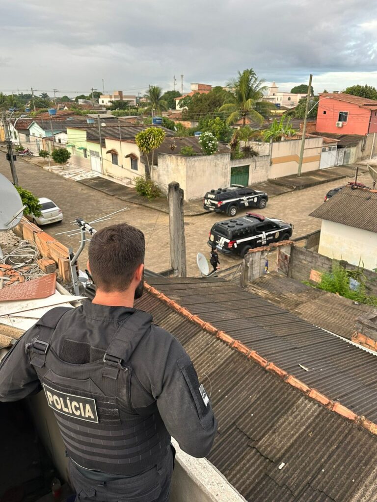 Operação prende foragido e apreende armas e drogas em Pedro Canário, ES
