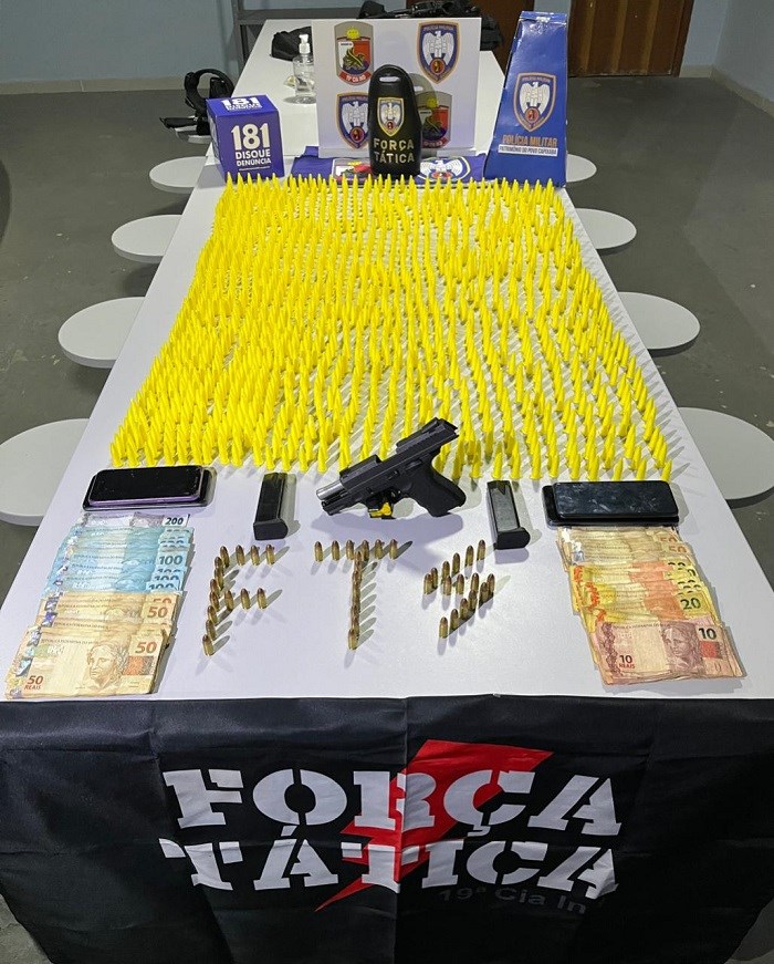 Homem com mandado de prisão, é preso com arma e mais de mil pinos de cocaína em Pinheiros, ES