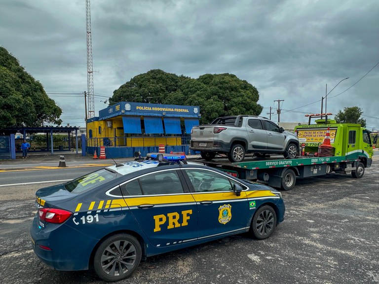 PRF apreende carro com sinais de adulteração em São Mateus, ES